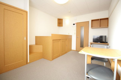 【居間・リビング】 | レオパレスグローセ | ベッドの下は大型収納スペース☆（2F：絨毯仕様）