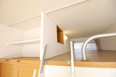 【内装】 | レオパレスパピルスＨＴＹ | ロフトスペース横には大型収納棚が付いています♪