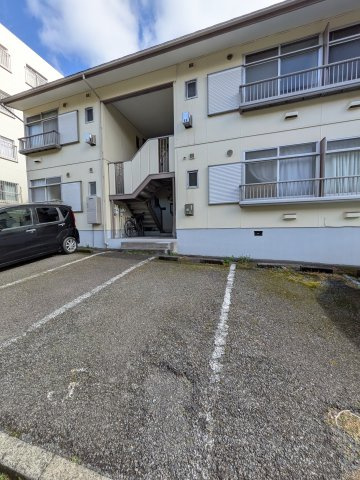 ロワールビラの駐車場