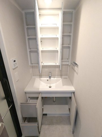 SEASON FLATS浅草六丁目の設備|トイレと独立した洗面脱衣室、3面鏡付ハンドシャワー付洗面台、洗面台下にはヘルスメーターストックあります