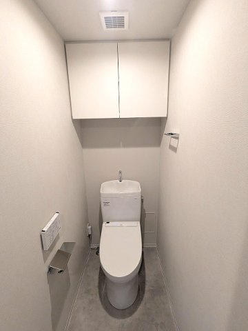 SEASON FLATS浅草六丁目のトイレ|洗面室と独立した温水洗浄便座です、ペーパーホルダーにスマホストレージ付きです