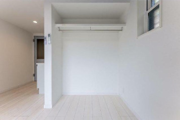 ピット横須賀の収納|ポール付きで使い勝手の良いクローゼット♪