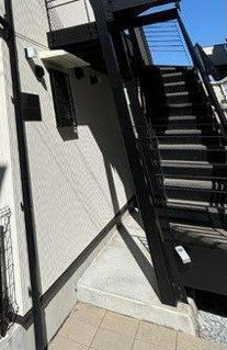 ピット横須賀のエントランス|お洒落な階段♪