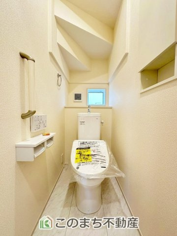 ブルーミングガーデン宇都宮市鶴田町5期のトイレ|小窓から換気ができて清潔なトイレスペース☆温水洗浄便座搭載です！
