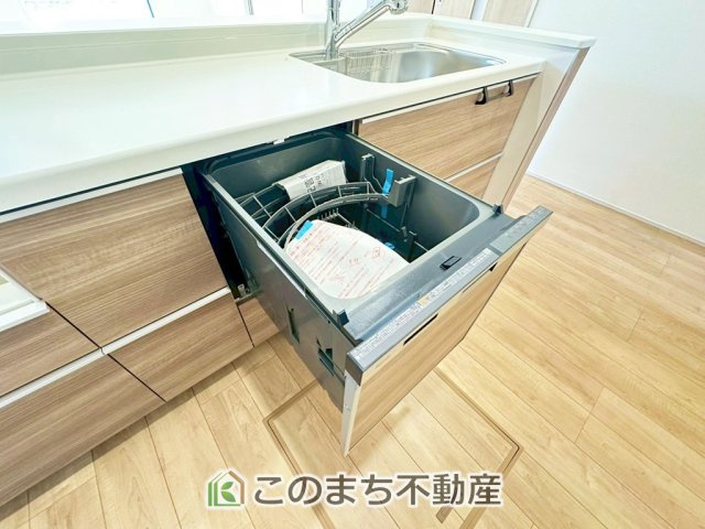 ブルーミングガーデン宇都宮市鶴田町5期の設備|あったらいいなの代表的な設備である食洗機。ビルトイン型で、おさまりもよく、使い勝手も良好です。料理をするのは好きだけど、後片付けは苦手な方に重宝します。洗う手間がないので、時間を有効に使えますね。
