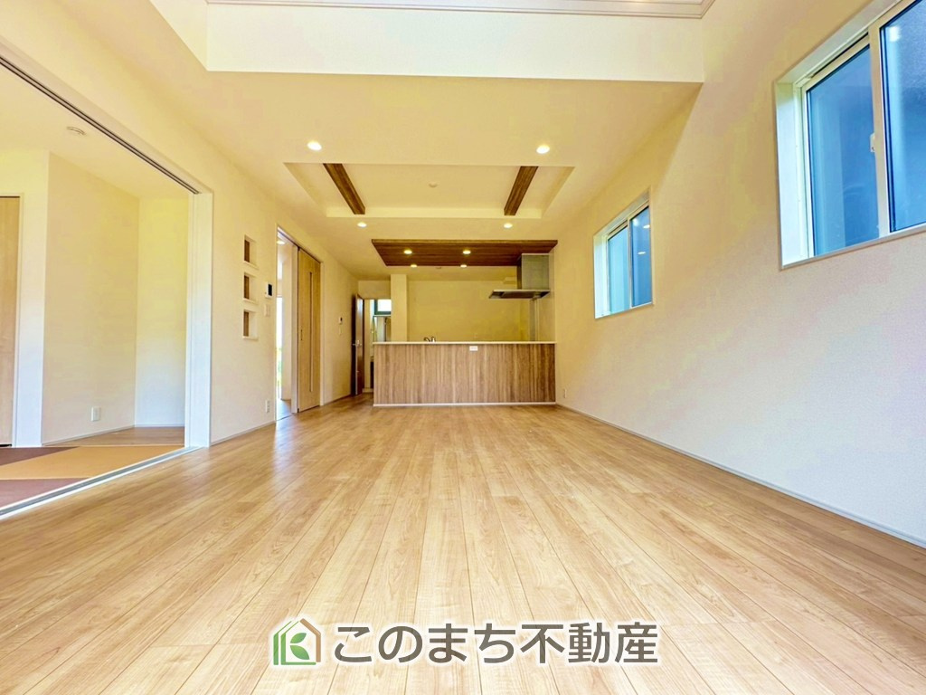 ブルーミングガーデン宇都宮市鶴田町5期の居間・リビング|オープンでのびやかな空間を生み出す、こだわりの広がりとゆとり。家族と過ごす時間を大切にしたい方にぴったりの明るくゆとりある住空間です。窓からの日差しがリビングの隅々までしっかりと届きます。
