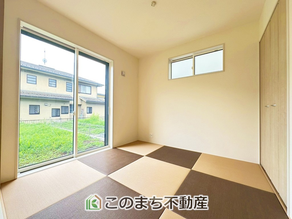 ブルーミングガーデン宇都宮市鶴田町5期の和室|お子様のお昼寝にも便利な和室です。大きな窓から暖かな日差しが差し込みます♪
