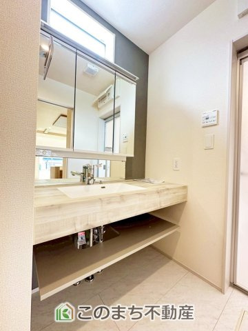 ブルーミングガーデン宇都宮市鶴田町5期の独立洗面台|十分な大きさの洗面台は、身だしなみチェックや歯磨きなど、朝の慌ただしい時間でもホテルライクなスペースで余裕とゆとりを感じて頂けます。

