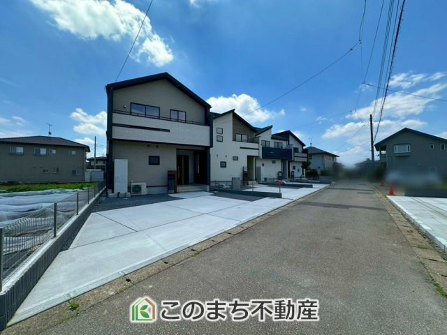ブルーミングガーデン宇都宮市鶴田町5期の前面道路含む現地写真|前面道路は交通量が少なく、運転が苦手な方でも落ち着いて出し入れ出来ます☆
