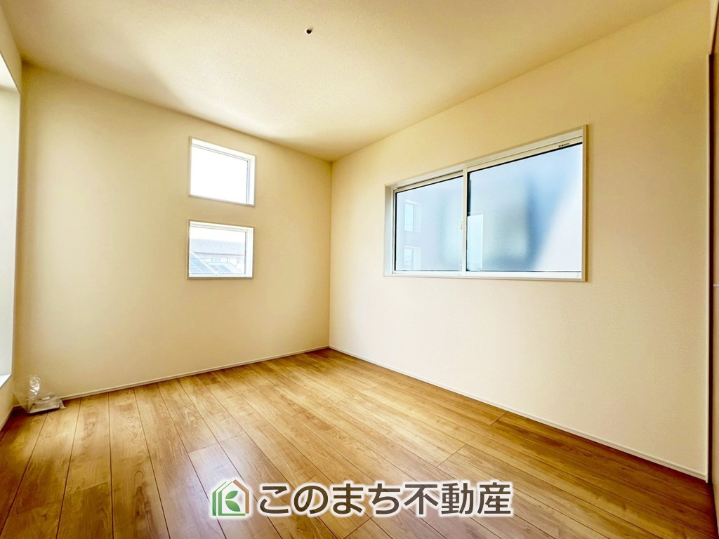 ブルーミングガーデン宇都宮市鶴田町5期の洋室|柔らかい陽光が差し込む明るいお部屋を演出する設計。彩光の取れる窓が気持ちの良いお部屋を創り上げます。
