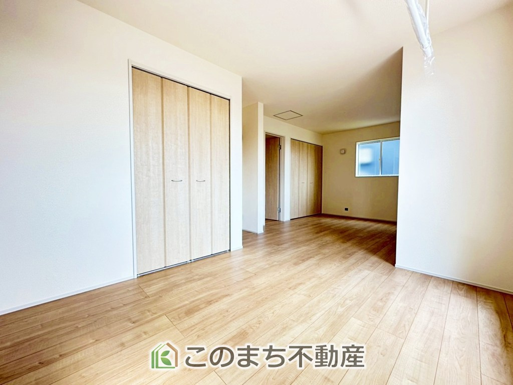 ブルーミングガーデン宇都宮市鶴田町5期の洋室|採光も確保されたお部屋です。大きいベッドを置いても余裕のあるゆとり空間。
