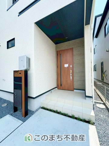 ブルーミングガーデン宇都宮市鶴田町5期の玄関|玄関周りは家の顔！スタイリッシュな玄関が特徴です！
