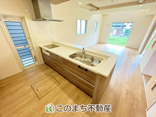 ブルーミングガーデン宇都宮市鶴田町5期のキッチン|"お洒落なホワイト天板のペニンシュラキッチンを採用しております。
浄水器内蔵の水栓です♪"
