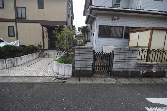 下野市緑3丁目の外観|南東側との境界部分（2026年3月撮影）