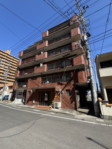 想定年間賃料　66万　想定利回り　23.5％　鉄筋コンクリート造の外観