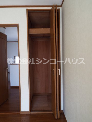 【洋室】 | 加須市旗井　中古戸建 | 収納があると荷物もすっきりまとまります。
