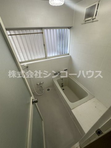 【浴室】 | 加須市旗井　中古戸建 | 大きめの窓で換気できれば湿気・カビ対策にもなりそうです！