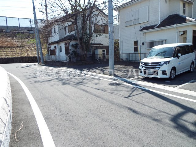 【前面道路含む現地写真】 | 加須市旗井　中古戸建 | 前面道路は利根川堤防強化工事に伴い国交省所有の管理用道路です。