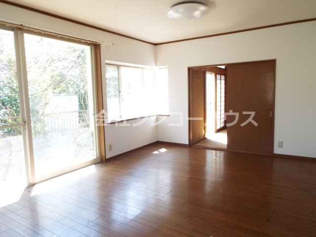 【居間・リビング】 | 加須市旗井　中古戸建 | 明るく広々としたリビングは家族団欒の場にぴったりです。