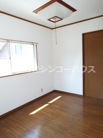 【洋室】 | 加須市旗井　中古戸建 | 2階洋室。角部屋で二方向に窓があります！