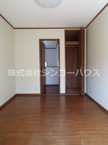 【洋室】 | 加須市旗井　中古戸建 | 洋室はそれぞれ6帖の広さ。バルコニーに繋がるお部屋です。