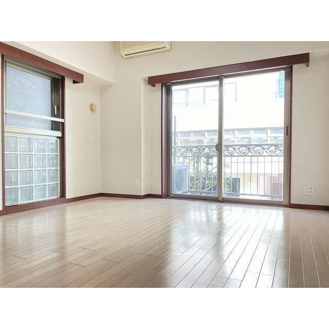 サンシティアヴァンツァーレ文京本郷の居間・リビング|2面採光の明るいお部屋