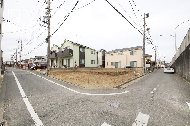 【外観】 | 青く澄み渡った綺麗な空と、陽の光をたっぷりと受ける、そんな新築住宅で新生活をスタートしてみませんか？見学・ご相談等、ミライズホーム(株)までお気軽にご連絡下さい♪