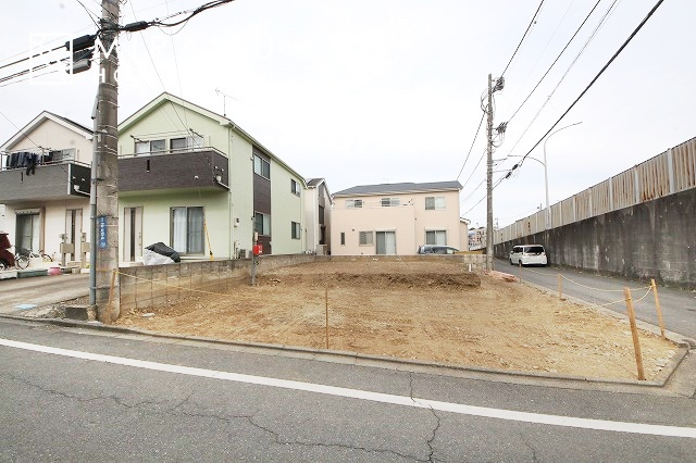 【前面道路含む現地写真】 | プライバシー性と開放感を高める住環境。陽当たりの良い開かれたロケーションを活かし、心地よい暮らしをプランニング