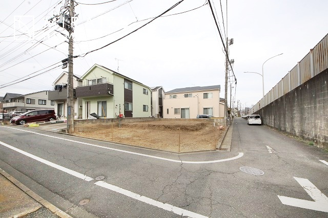 【外観】 | 青く澄み渡った綺麗な空と、陽の光をたっぷりと受ける、そんな新築住宅で新生活をスタートしてみませんか？見学・ご相談等、ミライズホーム(株)までお気軽にご連絡下さい♪