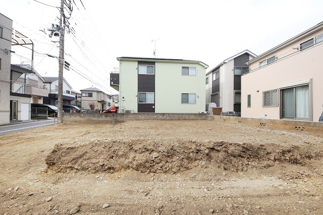 【外観】 | 陽当たりが心地の良いリビング空間です。日中はカーテンを開けて自然な光を取り込みリラックスして過ごしたいですね、照明器具もセンスの良いものを使いたいですね。