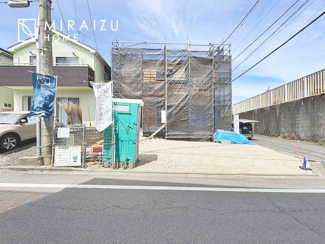 【外観】 | 青く澄み渡った綺麗な空と、陽の光をたっぷりと受ける、そんな新築住宅で新生活をスタートしてみませんか？
