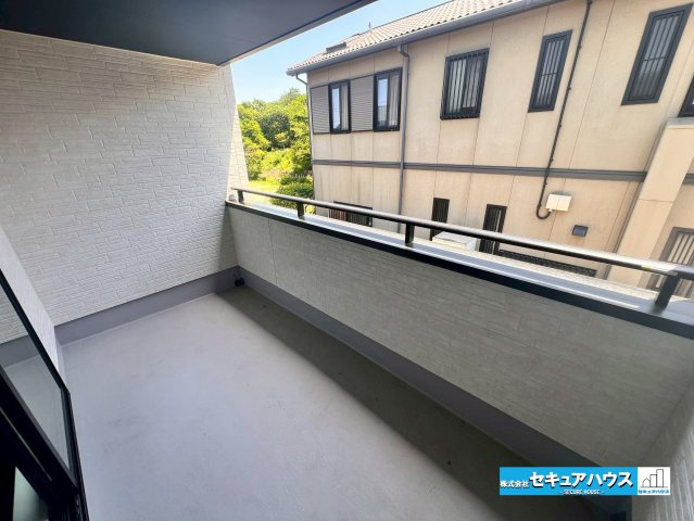 【今からご案内可能】愛知県知多市八幡字深山口　全2棟のバルコニー|【バルコニー】
◆見晴らしもよく、太陽の温かな温もりをめいっぱい受け止めてくれます。
太陽の光と爽やかな風を受けたお洗濯物はあっという間に乾き、取りこむ時には太陽の匂いを感じられそうですね。　