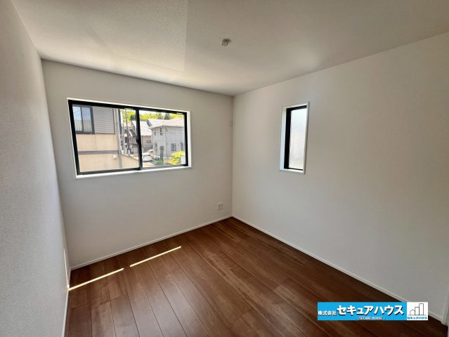 【今からご案内可能】愛知県知多市八幡字深山口　全2棟の洋室|【洋室】
◆広々とした居住空間は日々の暮らしを彩り、心のやすらぎと満足感を与えてくれます。通風と採光を考慮した設計は子供たちはのびのび育ち、家族でくつろぎと団らんを生み出します。