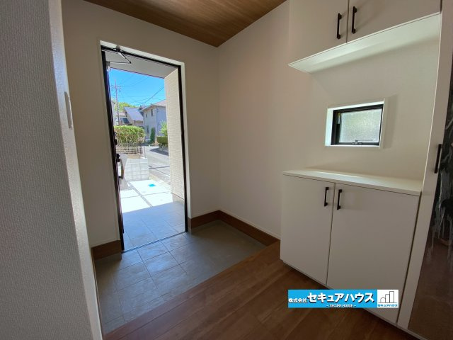 【今からご案内可能】愛知県知多市八幡字深山口　全2棟の玄関|【玄関】
◆お家に出会う人々を迎える玄関だからこそ、広々清潔感あふれる空間にしたいものです。採光・通風にも配慮された設計で毎日明るい空間をキープします♪