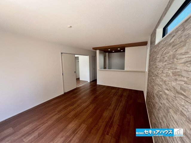 【今からご案内可能】愛知県知多市八幡字深山口　全2棟の居間・リビング|【LDK】
◆通学から帰宅し、リビングルームで会話を楽しむ子ども達。リビングから臨む景色は太陽色に染まり、解放感溢れゆったりとしたひと時を過ごすことが出来る素敵な空間です。