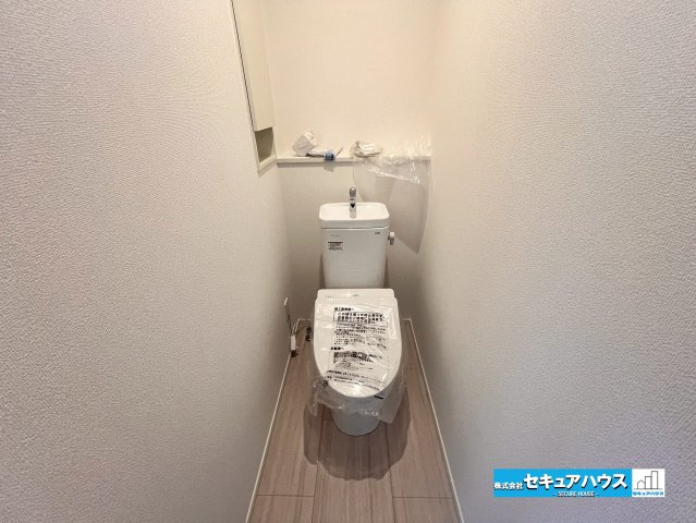 【今からご案内可能】愛知県知多市八幡字深山口　全2棟のトイレ|【高機能トイレ】
◆高機能トイレの多くは便器のフタの開閉が自動であり、使用後に手動で水を流す面倒もなく非常に便利です。スタイリッシュな見た目で、お掃除しやすく、節水効果が高いです。