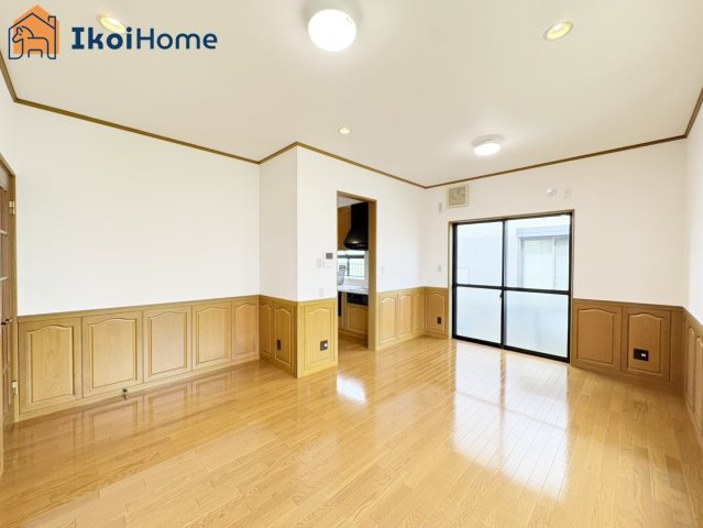 神戸市西区井吹台西町5丁目　中古戸建の居間・リビング|【ホームページに現地動画掲載中】●年中無休：当日予約可●明るく開放感もある1階15.6帖のLDK！