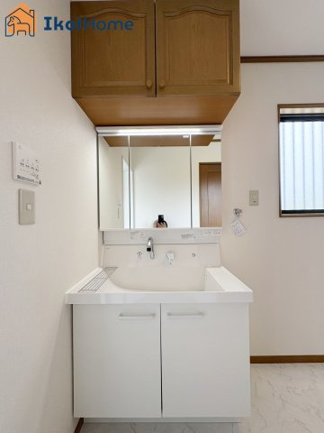 神戸市西区井吹台西町5丁目　中古戸建の洗面所|【ホームページに現地動画掲載中】●年中無休：当日予約可●３面鏡＋ワイドシンクタイプの洗面台も新調済！