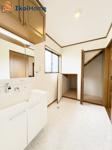 神戸市西区井吹台西町5丁目　中古戸建の洗面所|【ホームページに現地動画掲載中】●年中無休：当日予約可●ゆったり＆収納スペース豊富な洗面室です！