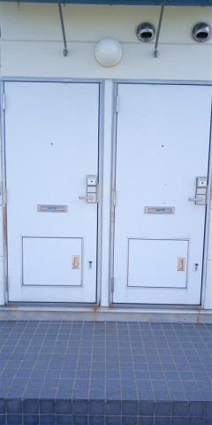 レオパレスミカドの玄関