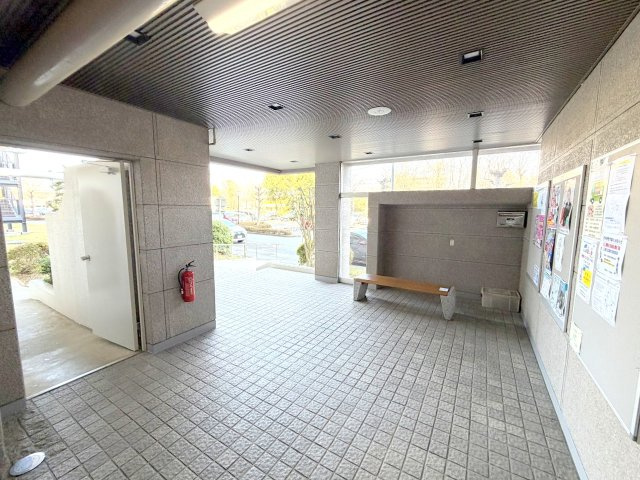 西武拝島ハイツ２号棟のエントランス