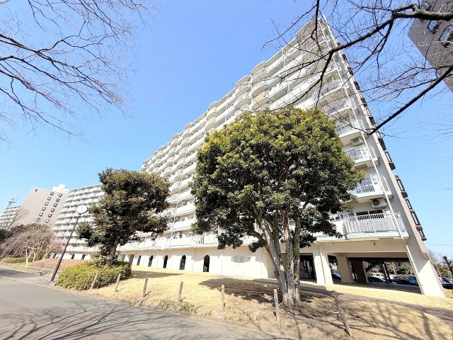 西武拝島ハイツ２号棟の外観