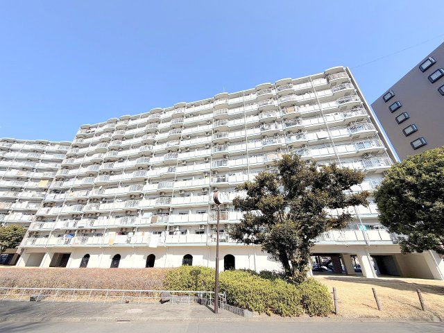 西武拝島ハイツ２号棟の外観