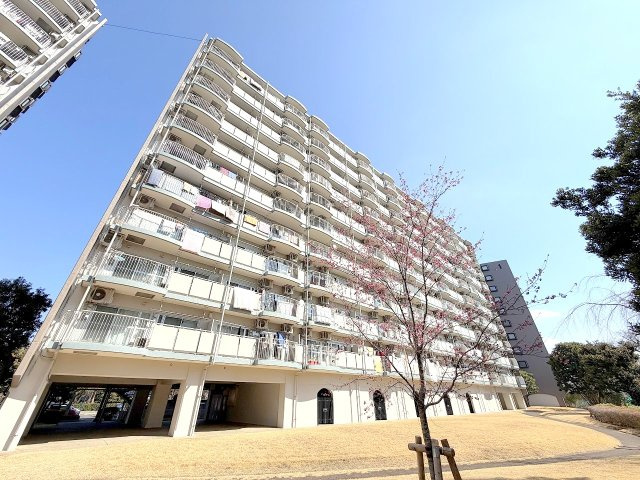西武拝島ハイツ２号棟の外観