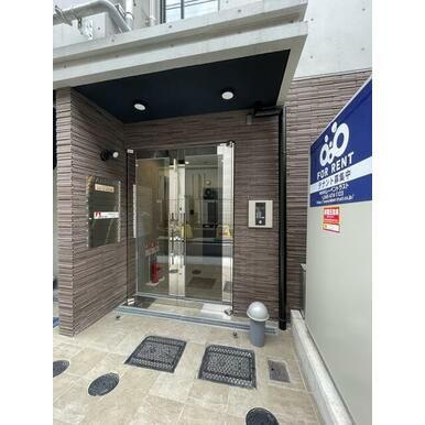 YARDビルのエントランス