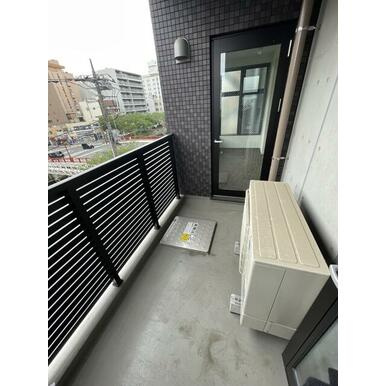 YARDビルのバルコニー