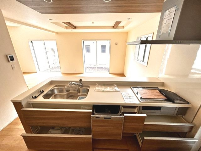 【ブルーミングガーデン】宇都宮市中戸祭１丁目のキッチン|〇2号棟〇
家事の時短に必須な食器洗乾燥機付！
面倒な後片付けをお任せできます。時間と手間を節約し、ご家族との大切なひとときを増やします。
※2026年6月撮影