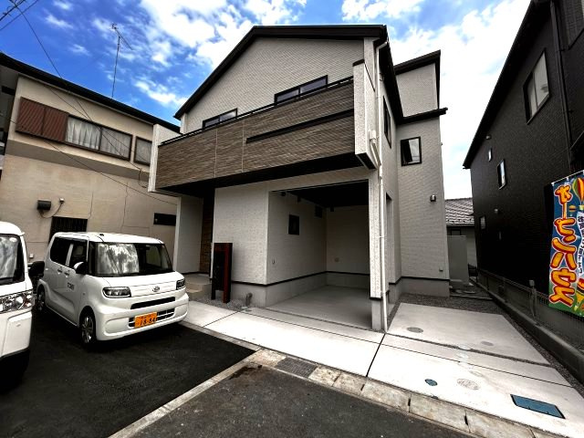 【ブルーミングガーデン】宇都宮市中戸祭１丁目の外観|〇2号棟〇
2台以上の駐車スペースで、家族みんなのカーライフを快適に♪
1台はビルトインガレージですので大切な愛車を風雨から守れます☆
※2026年6月撮影