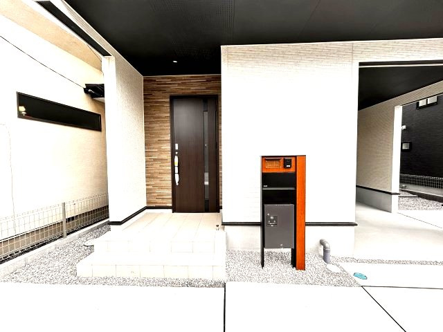 【ブルーミングガーデン】宇都宮市中戸祭１丁目の玄関|〇2号棟〇
来訪者とはインターホン越しに応対できるため、不要な対面を避けられ利便性も抜群！
郵便ポストはダイヤルロック式なので、郵便物の紛失も防げます♪
※2026年6月撮影