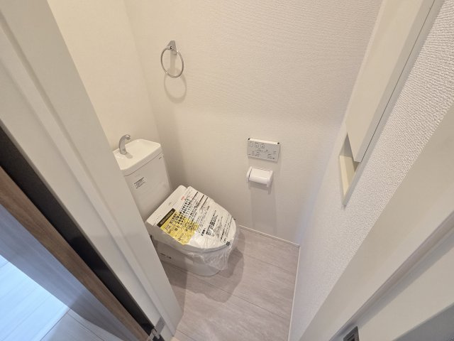 新築　太田市亀岡町3期　1号棟　GRAFAREのトイレ|現地写真　トイレは洗浄機能付きです！壁面収納も嬉しいですね♪